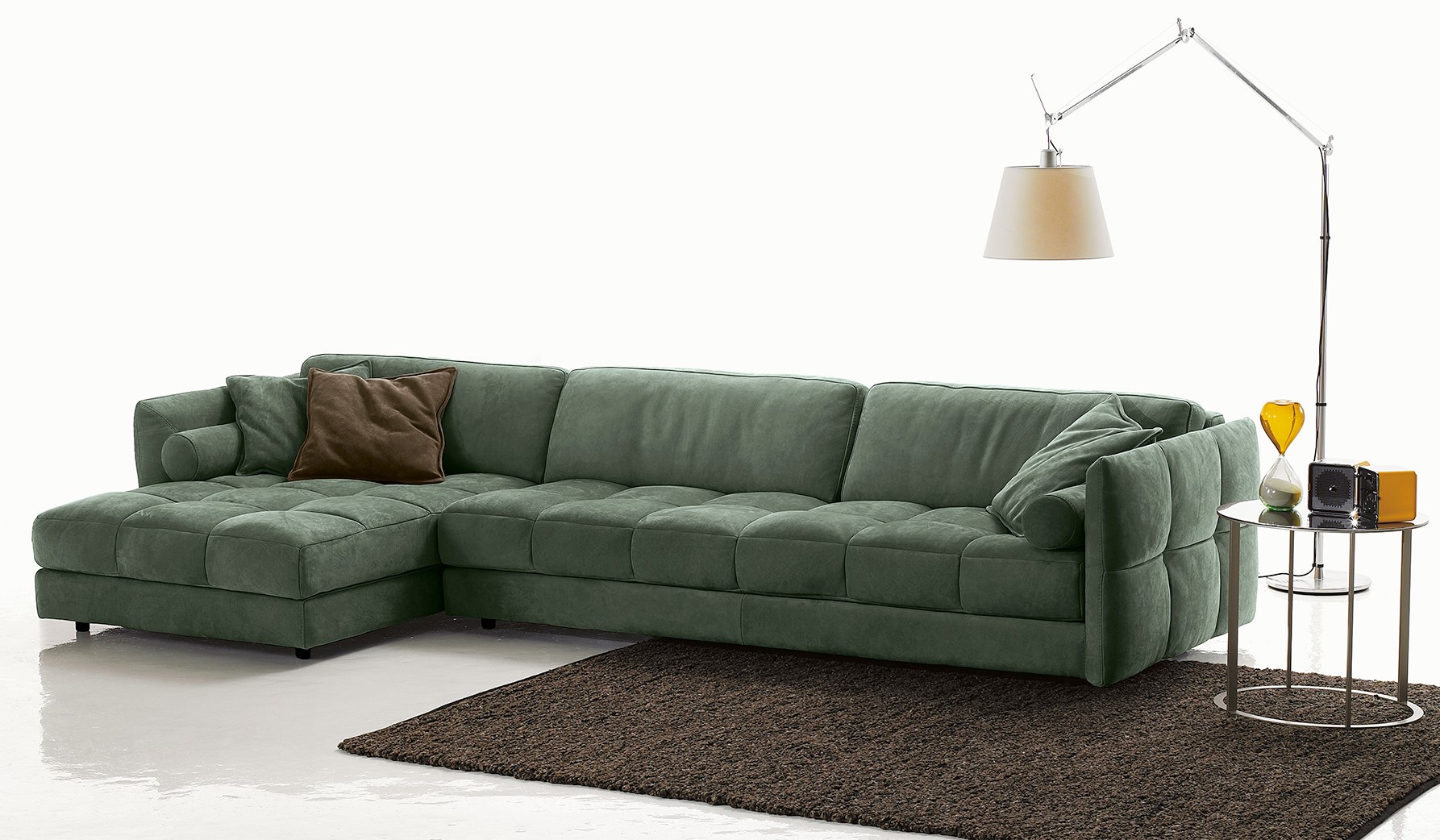 Mood sofa sở hữu những đường nét đơn giản, tay vịn mỏng, bề mặt ghế tạo cảm giác mềm mại.